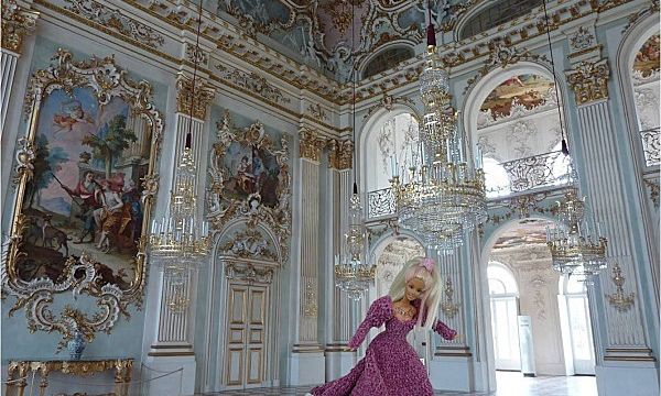 Barbie en robe au crochet ,modèle "Révérence"
