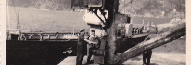 1950 Exploitation du granit rose. Embarquement depuis le Port de Castagna.