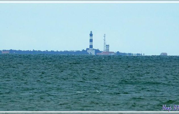 Le Phare de Chassiron (île d'Oléron) vu de la Couarde-sur-Mer (île de Ré)