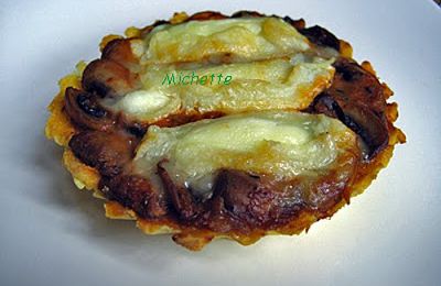 Tartelette en pâte de quenelle garnie aux champignons, tomate, fromage