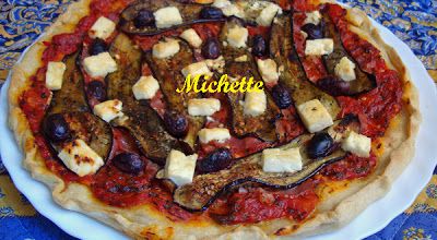 Pizza à l'aubergine grillée, fèta, tomate, jambon cru