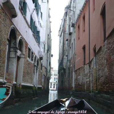 ITALIE VENISE PROMENADE EN GONDOLE