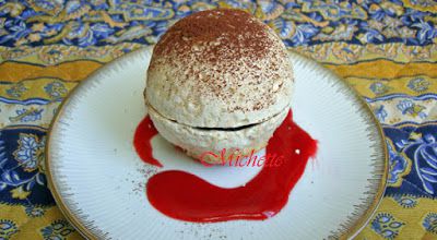Sphère meringuée, mayonnaise au chocolat, espuma calisson, coulis de framboise