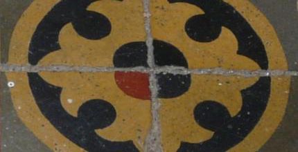 Une belle photo du fameux point rouge (indice laissé par Saunière) sur un des carrelages de la Tour Magdala, mai 2009. (Albert Fagioli)