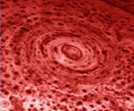 Des vortex aux pôles de Saturne