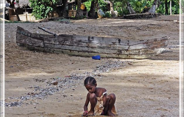 Jeu de plage solitaire pour la fillette - Antanabe - Nosy Sakatia - Madagascar