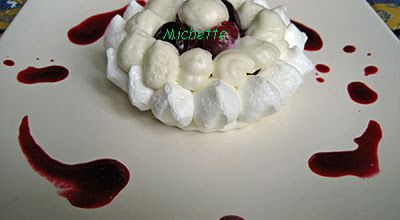Tartelette en meringue à la cerise et crème à l' amande : c'est beau et bon
