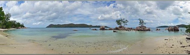 10/12/2021 après-midi : après une bonne rincée et mise à l'abri dans un restaurant, retour vers l'hôtel, arrêt dans la mangrove proche, et beau coucher de soleil final - Praslin - Seychelles