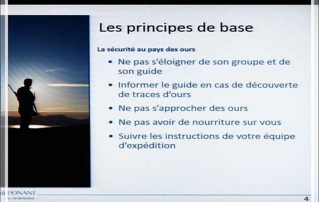 Pendant les formalités douanières, conférence obligatoire sur la sécurité concernant les ours polaires - Pond Inlet - Nunavut - Canada