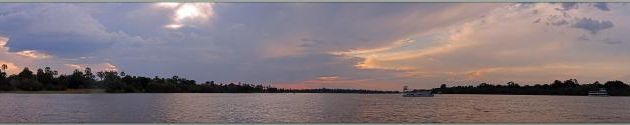 Il ne reste plus grand chose comme lumière, le coucher de soleil s'annonce beau - Fleuve Zambèze - Zimbabwe