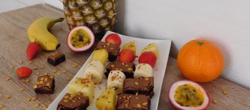 Brochettes de fruits et brownies