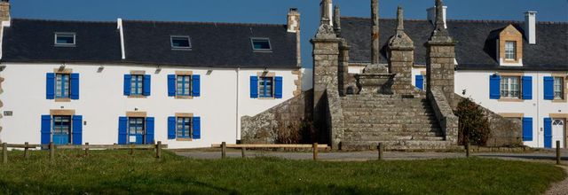 Saint-Cado : Calvaire et maisons de pêcheurs