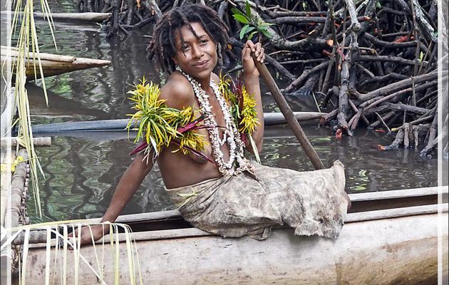 C'est parti pour une agréable balade (pour nous deux, pas pour les piroguiers !) d'une demi-heure en pirogue dans la mangrove - Tufi - Maclaren Harbour - Province d'Oro - Papouasie Nouvelle-Guinée