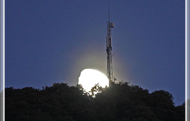 Lever de Lune derrière le Picon et son antenne télécommunication / télévision vus depuis Lartigau - Milhas - 31