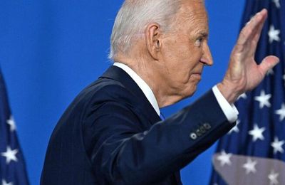 Joe Biden, Barak Obama et Hilary Clinton sont sur un drôle de bateau