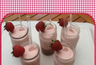  VERRINE DE MOUSSE CHOCOLAT ET MOUSSE CHANTILLY DE FRAISES 