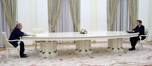 Le Kremlin  dément les informations  sur "l'accord" entre Vladimir Poutine et Emmanuel Macron sur l'Ukraine