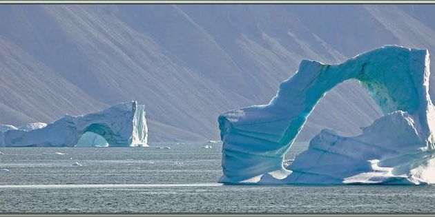 Navigation dans le Fjord Inglefield : très beau et très fragile iceberg en arche - Région de Qaanaaq - Groenland