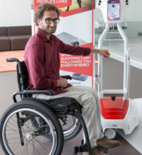 Auchan Englos teste le robot wiiGO : un charriot qui suit l'utilisateur et porte les courses