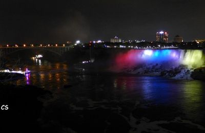 Les chutes du Niagara : illuminations arc en ciel...
