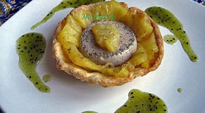 Tartelette à la crème brulée au thé vert-jasmin, ananas, coulis vert au rhum blanc