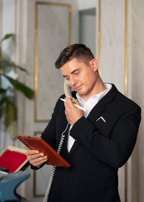 Le protocole du service de luxe : comment un maître d’hôtel garantit une expérience irréprochable