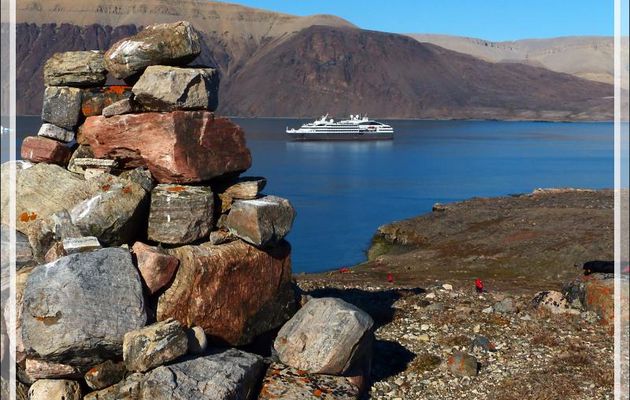 Cairn au sommet de la presqu'île Dundas Harbour - Devon Island - Baffin Bay - Nunavut - Canada