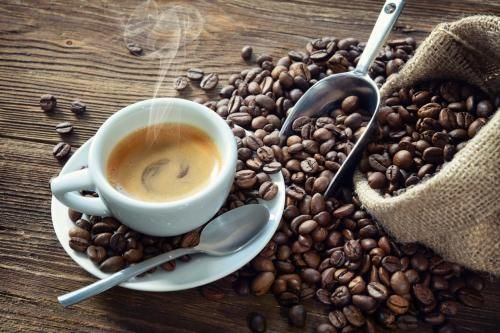 La caféine améliore notre acuité visuelle.