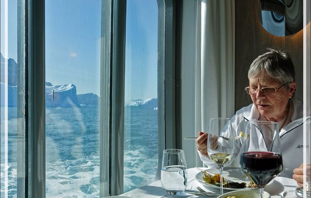 Dès le dernier passager à bord, les Zodiac remontés sur le pont supérieur, le navire reprend sa navigation et, de notre table, nous pouvons admirer le paysage - Karrat Fjord - Groenland
