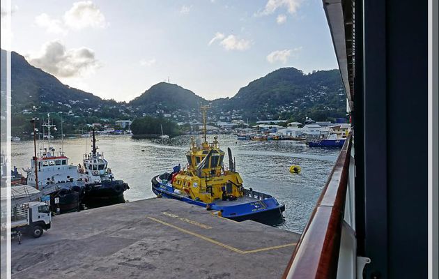 Juste avant la tombée de la nuit (très de bonne heure aux Seychelles), je fais deux photos depuis le balcon de notre cabine - Navire le Bellot - Port de Victoria - Mahe