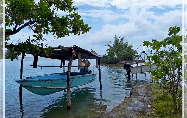Promenade pédestre à Raiatea (côte ouest) : garages à bateaux - Polynésie française