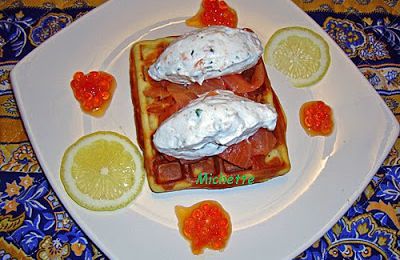 Gaufre salée au saumon fumé, quenelle de chantilly et citron