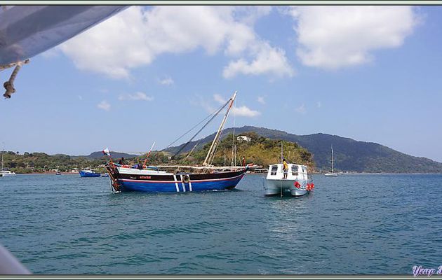 Après trois heures de balade sous une chaleur accablante et beaucoup d'attente, nous quittons enfin le port de Hell-Ville direction Tsarabanjina - Archipel des Mitsio - Madagascar