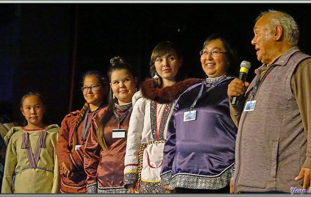 Spectacle de chants Inuits au théâtre de l'Austral par des habitants de Grise Fiord - Ellesmere Island - Nunavut - Canada