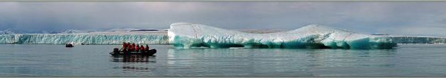 Glacier au front d'une incroyable couleur turquoise et iceberg non moins coloré - Bethune Inlet - Devon Island - Nunavut - Canada