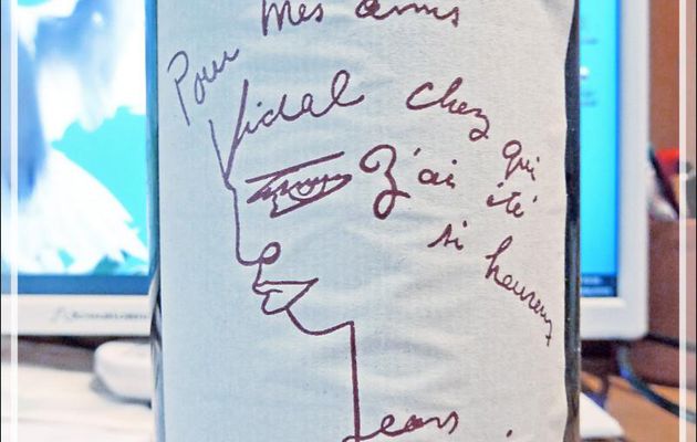 Elle va passer de vie à trépas, mais l'étiquette de cette bouteille de vin Fitou Lou Courtal des Vidals, signée Jean Marais avec un dessin de sa main, est à vendre ;-)) 