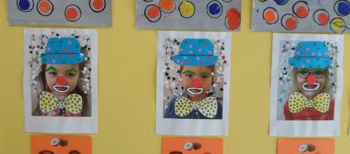 Des petits clowns à l'école