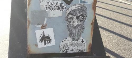 Un pirate d'Esboner sous un pont