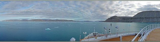 31/08/2019 : nous approchons de notre destination du jour, Croker Bay et son superbe et étonnant glacier - Devon Island - Nunavut - Canada