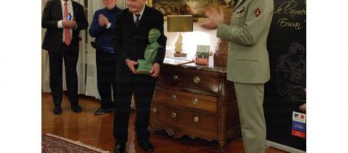 * François BROCHE vient de recevoir  le prix Erwan Bergot de l'Armée de Terre