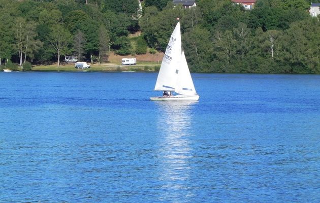 un voilier en reflets 