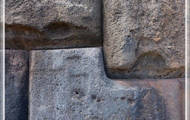 Deux exemples de joints entre les pierres des remparts de la forteresse Sacsayhuamán - Cuzco - Pérou