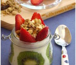 YAOURT 0%,KIWI,FRAISE  ET CRUNCHY MUESLI