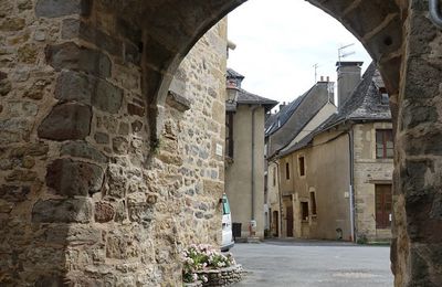 EB - Saint-Côme-d'Olt : vieilles portes...