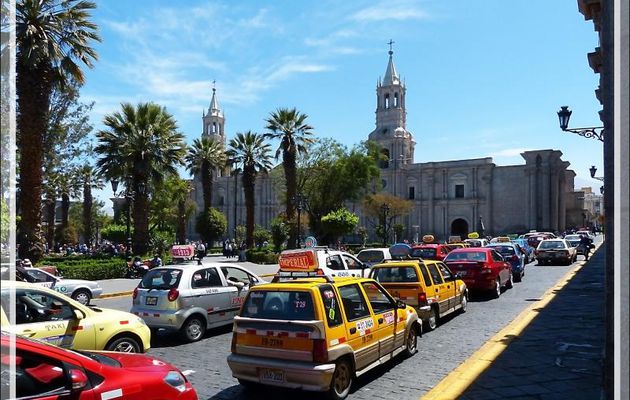 Plaza de Armas (Place d'Armes), la Cathédrale et le volcan Chachani - Aréquipa - Pérou
