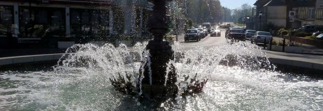 une fontaine et ...