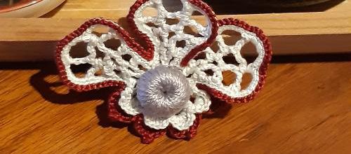 Broche bordeaux