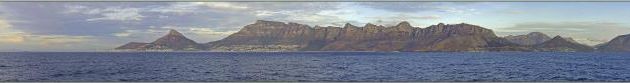 Panorama vu du large: à peine visible Robben Island, Le Cap et Lion's Head, Camps Bay et Table Mountain, Les 12 Apôtres bien visibles, Llandudno avec à sa droite le massif Hangberg - Afrique du Sud