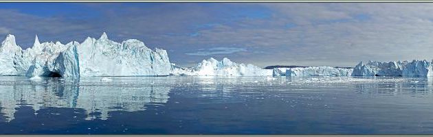 Encore l'iceberg "aux néons" vu d'une autre place, ce qui change les couleurs perçues - Baie de Disko - Groenland