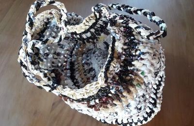 Un sac cabas crocheté de brun et noir